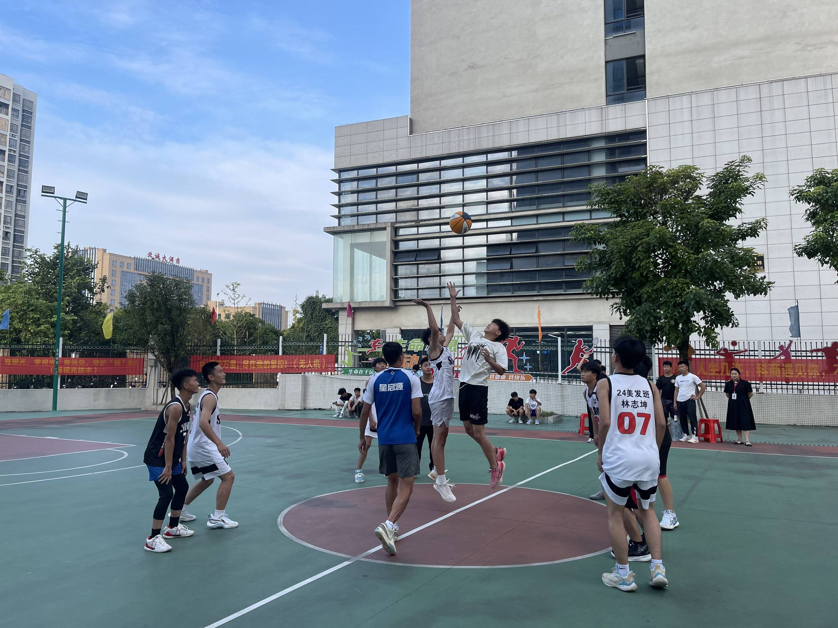 关于青年篮球联赛总决赛，青年球员竞技风采的信息