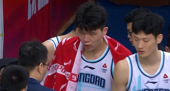 青岛男篮主场告捷，球队士气高涨