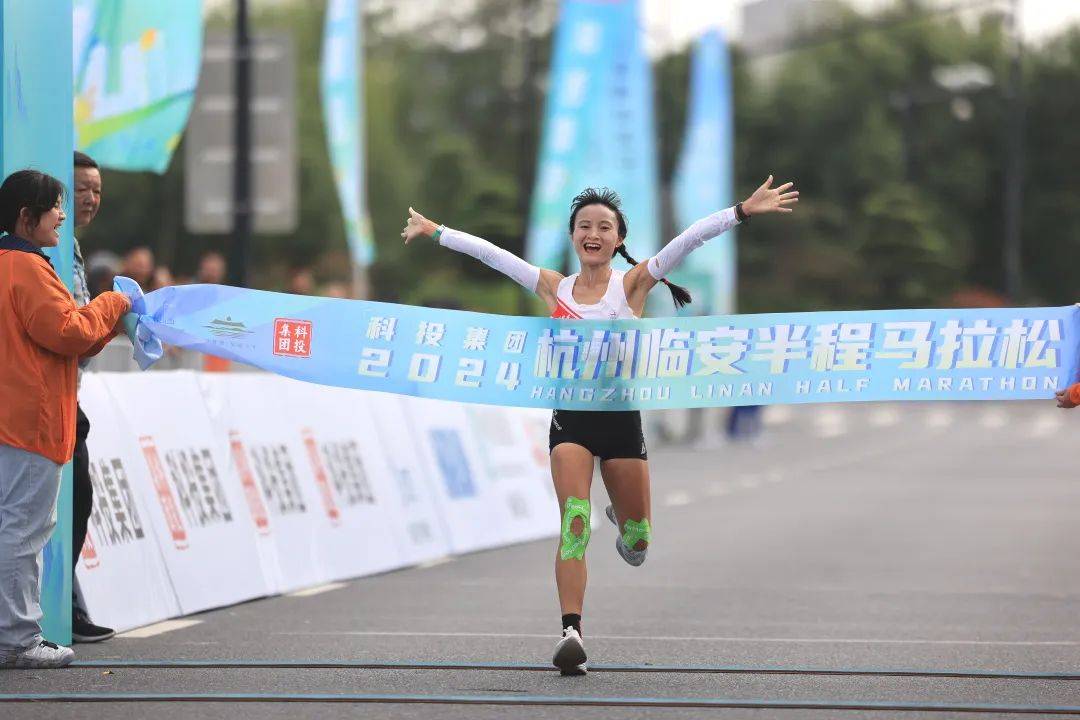 马拉松比赛选手坚持到底完成颁奖
