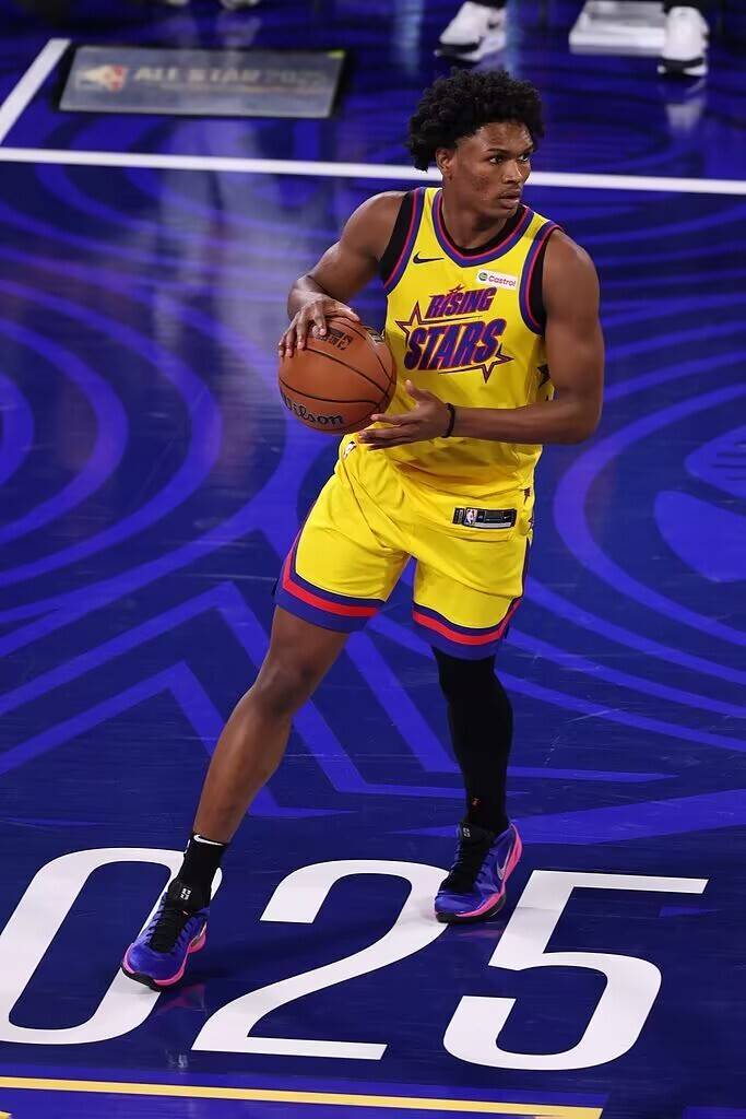 NBA明星球员技艺精湛，新秀比赛呈现新风貌