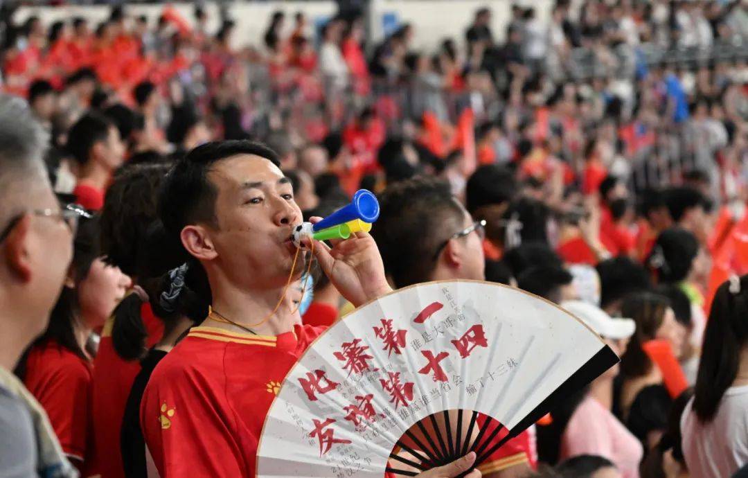 一场被看好的比赛出现悬念，助阵球迷热情高涨