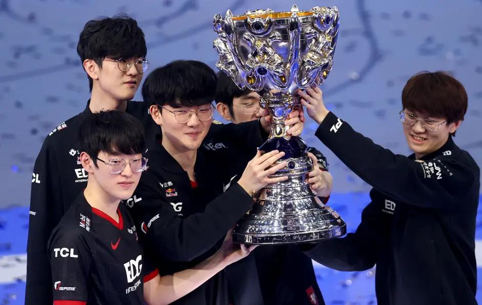 开云体育下载-CLG鏖战KT，Doinb拿下关键大龙鏖战多局全球总决赛，锁定晋级资格