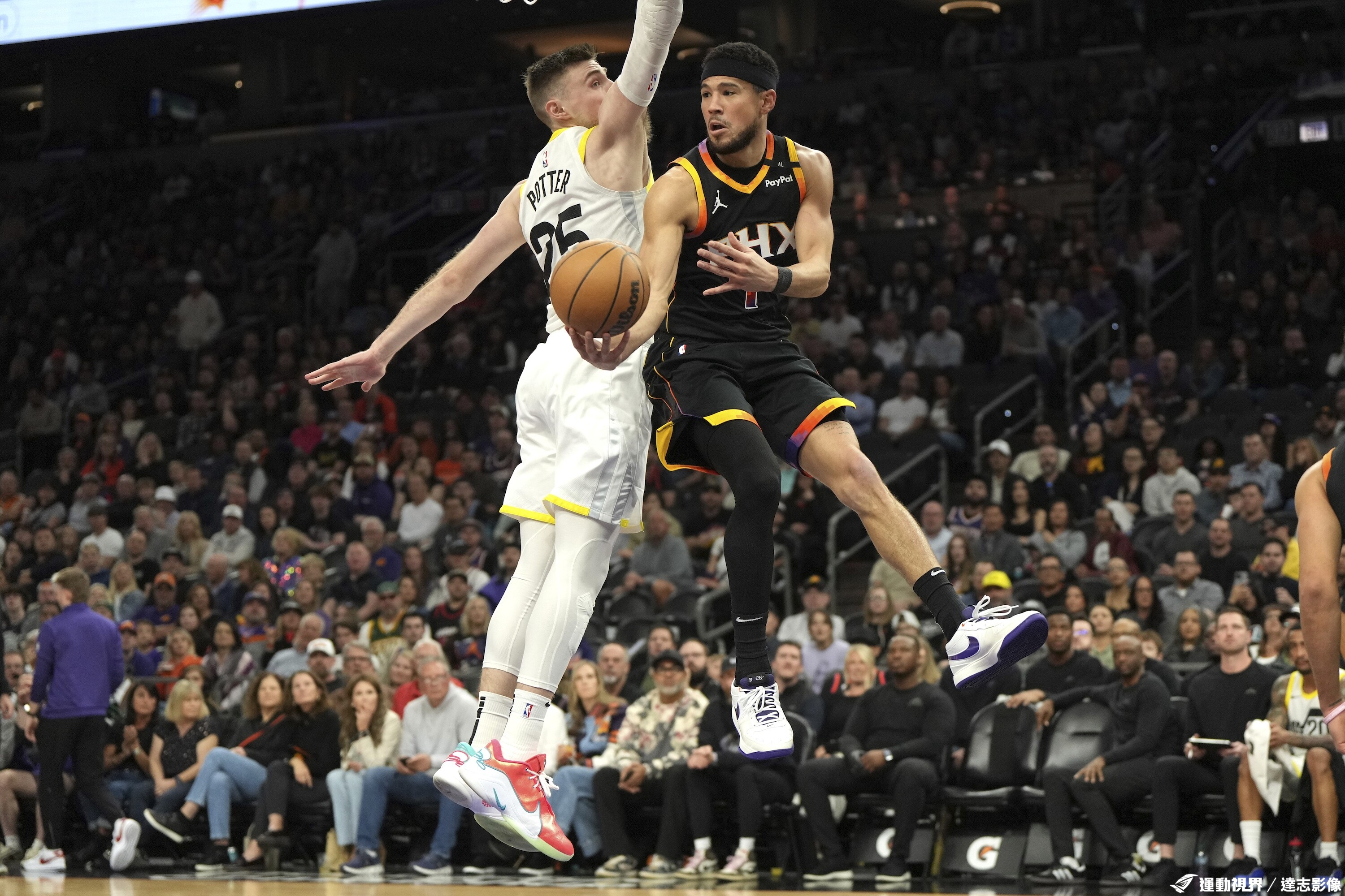 爵士队主场胜出,近期表现不俗 爵士队主场胜出,近期表现不俗