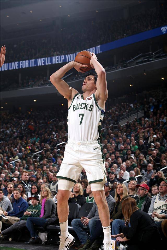 马刺外线稳定中锋,谋求达百古交易 马刺外线稳定中锋,谋求达百古交易