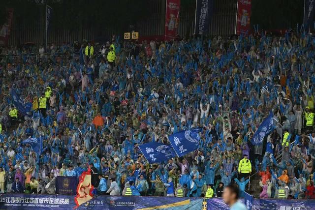 比赛现场观众热情澎湃助威声不绝于耳