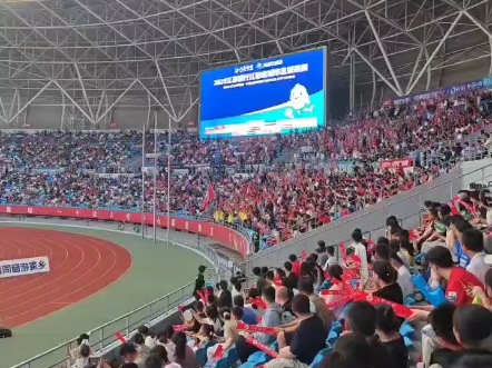 比赛现场观众热情澎湃助威声不绝于耳
