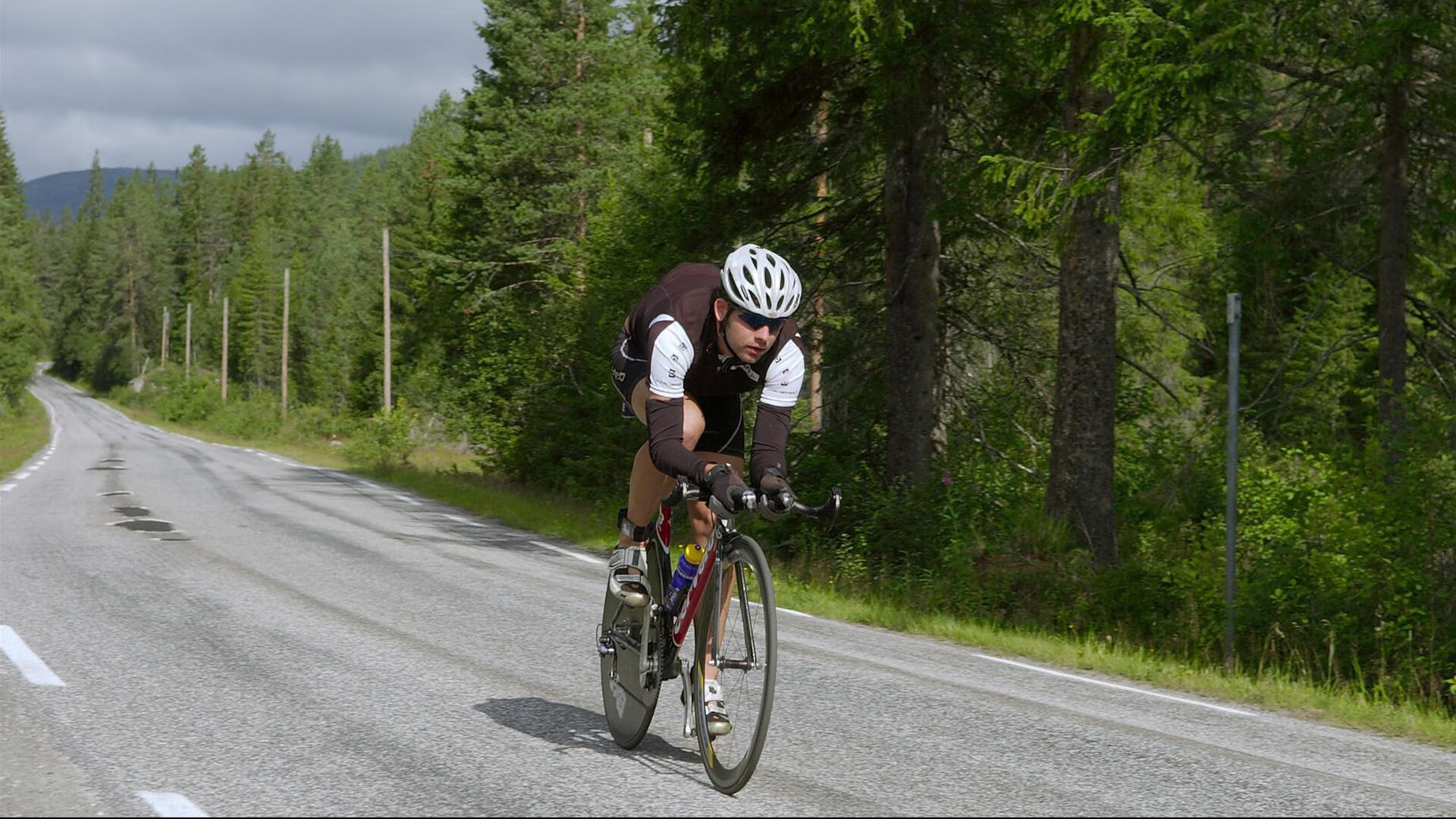 赛道上的双重奏，红牛团队完胜与汉密尔顿的孤胆传奇